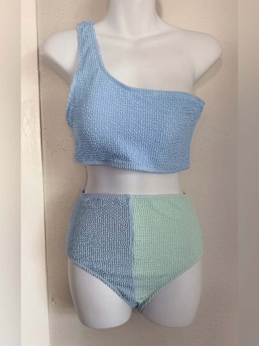 NWOT blue green one-shoulder crinkle-textured bikini Small
